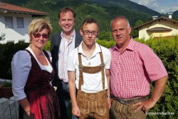 1. Platz bei den 6. Nationalen Sommerspielen von Special Olympics 2014 in Kärnten, Schwimmen 100m Freistil, für Johannes Ascher mit seinen stolzen Eltern Elisabeth und Günther Ascher, dahinter Gratulant Bgm Hannes Neuhauser 