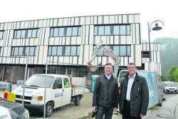 Die Bürgermeister Anton Hoflacher und Alois Margreiter freuen sich schon auf das neue Sozial-Zentrum.