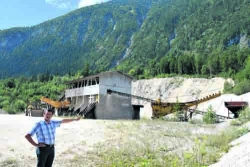 Hier sollten zusätzlich 800.000 m3 Schotter abgebaut werden. Der Landes-Verwaltungssenat sieht aber den Bedarf nicht gegeben. Im Bild: LA Bgm. Ing. Alois Margreiter.