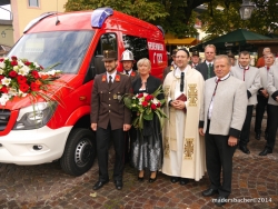 Pfarrer Erwin Mayr segnet das neue Einsatzfahrzeug der FF-Reith. Im Bild vordere Reihe: Kommandant Mathias Gschösser, Fahrzeug-Patin Ingrid Oblasser, Pfarrer Erwin Mayr, Bgm Johann Thaler