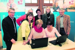 Bgm. Robert Pramstrahler, Landesrätin Beate Palfrader, Projektleiterin Uschi Langesee, die Landesleiterin der Tiroler Jungbauernschaft/Landjugend Kathrin Kaltenhauser und der Pflegedienstleiter des Altenwohnheim Zell am Ziller Klaus Rainer mit Nutzerinnen der Computeria.