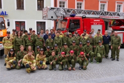 (Hinterste Reihe, Mitte): Bez-FKdt Hannes Mayr, Bez-FKdt-Stv Erwin Acherer, AB-Kdt Manfred Einkemmer, inmitten der mitwirkenden Feuerwehrjugend aus dem Bezirk Kufstein mit Gruppenleitern, Ausbildnern und Kommandanten