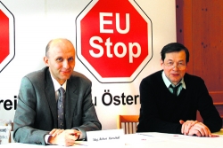 Die Partei „EU-STOP“ ist für den EU-Austritt. Im Bild v.l.:  Spitzenkandidaten Robert Marschall und Rudolf Pomaroli.