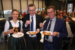 LA Dr. Bettina Ellinger, ÖVP-Kundl Obmann Mag. Alexander Lindner und LA Bgm Ing. Alois Margreiter, lassen sich die Weißwürste schmecken