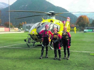 Peter Gschwenter, Magdalena Steiner und Simone Scheidnagl (Wasserrettung Einsatzstelle Mittleres Unterinntal/Kramsach) versuchten den Verunglückten vom Hubschrauber aus zu finden.
