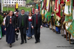 Die Landtagsabgeordneten Bettina Ellinger und Ing. Alois Margreiter sowie Bezirkshauptmann Dr. Christian Bidner schreiten zur Begrüßung die Ehrenkompanie alle angetretenen Formationen und Fahnenabordnungen ab. Dahinter Viertel-Kdt-Stv Josef Pockenauer und Vize-Bgm Christine Eberl