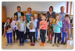 „Die Tonkanonen“ (Bläserklasse der LMS Kramsach), dahinter VS-Direktor Michael Kreuzer, Mariana Auer, Michaela Wieser, Musikschulleiter Gerhard Guggenbichler