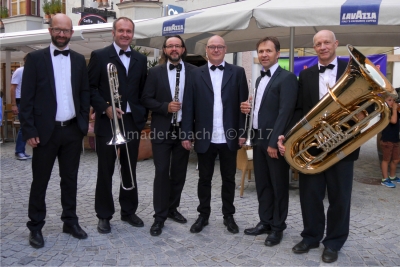 Jazzhouse Company: Hannes Widmann (Schlagzeug/Gesang), Dietmar Götz (Posaune/Gesang), Werner Prazeller (Klarinette/Gesang), Hannes Stock (Piano), Josef Außerlechner (Trompete/Gesang), Hans Embacher (Tuba)