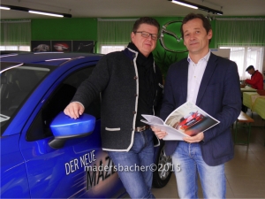 Kundler Wirtschaftsbundobmann GR Peter Embacher lässt sich von Christian Kruckenhauser den neuen Mazda2 zeigen