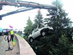 Nach dem Unfall am Freitag, konnte der abgestürzte PKW erst am Samstag unter großem Aufwand geborgen werden.