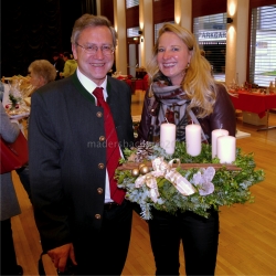 Josef Steinbacher (Obmann des Kundler Pfarrgemeinderates) verabschiedet Maria aus der Wildschönau, welche den Adventkranz mit nach Spanien nimmt