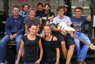 Hanna und Barissimo-Betreiberin Sabina Osl mit den beiden erfolgreichen Bands: „Dolwoods“ und „Die Normalverbraucher“