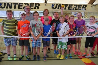 Kinder der VS Kundl auf der Tennisstation des TC-Kundl in der Kundler Eishalle mit Obmann Anton Praxmarer und VS-Dir Barbara Steiner
