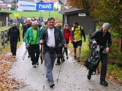 Start zum Kundler Fitmarsch am Nationalfeiertag, vorne weg Kundl’s Bürgermeister Anton Hoflacher (Bildmitte)