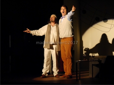 Opernstar Tito Merelli (Ernst Klaubauf) und Max (Georg Entner) holen sich mit einem Duett verdienten Szenenapplaus