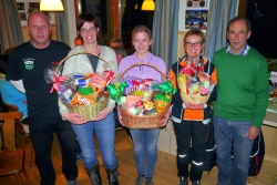 Siegerfoto Damen: ESV-Obmann Egon Burgstaller, Andrea Auer (2), Julia Haaser (1), Christine Mühlegger (3), Veteranen-Obmann Herbert Rupprechter