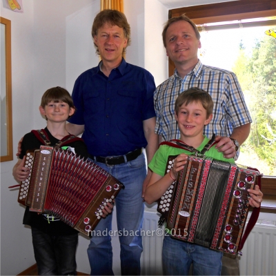 Harmonika-Schüler Paul Hechenblaickner und Andreas Knoll mit Musiklehrer Joachim Gföller und Musikschulleiter Gerhard Guggenbichler