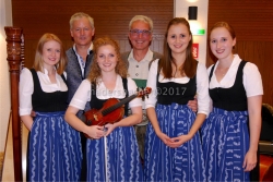 „4-Klee“ Erfolgsquartett aus der Wildschönau mit Teresa Klingler, Christina Holaus, Sabrina und Viktoria Haas. Dahinter Moderator Leonhard Thaler aus Reith und Kulturausschussobmann Ing Albert Margreiter