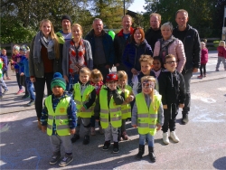 Alina Hörmann, Michael Weinzierl, Silvia Margreiter, Johannes Binder, Ing Thomas Unterrainer (Obmann Umwelt- und e5 Ausschuss), Anni Häusler, Andreas Rejhons, Hildegard Binder (Kindergartenleiterin) und David Margreiter mit neun der rund 150 Kindergartenkinder