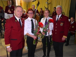 Blumen und viel Applaus nach ihrem Soloauftritt für die beiden hervorragenden Flötensolistinnen Mariana Auer und Anna Gamper mit den Gratulanten Kpm Gerhard Guggenbichler und Obmann Friedrich Fischler