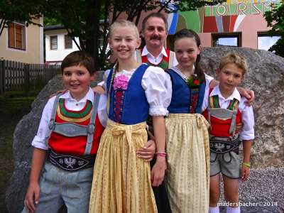 Vier Kinder der Volkstanzgruppe Breitenbach mit ihrem Jugendbetreuer Günther Ingruber