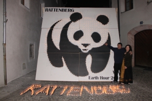 Sepp und Gerti Fürst vorm diesjährigen Maskottchen der Rattenberger Earth Hour 2016