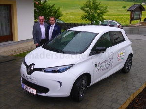 LR Johannes Tratter und Bgm Hannes Neuhauser mit dem neuen BRAXI von Renault