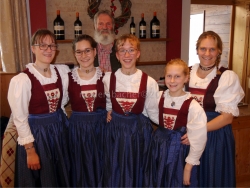 Mundartdichter und Almliterat Sepp Kahn aus Itter mit einer der auftretenden Musikgruppen, der Familienmusik Rohregger aus Brandenberg mit Theresa, Magdalena, Catherine, Bernadette und Tanja