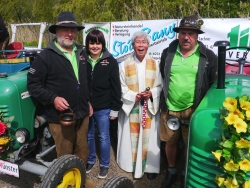 Pfarrer Josef Thu aus Absam segnete alle Oldtimer-Traktoren und deren Fahrer, Ministrant Obmann Erich Wohlfahrtstätter (1.v.l.)