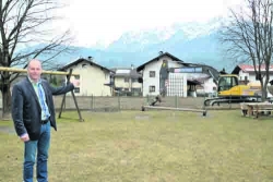 Bgm. Ing. Hannes Fender am Spielplatz von Kindergarten und Volksschule, der bald schon um 600 m2 erweitert wird.