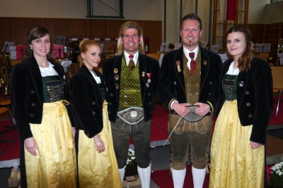 Obmann Bernhard Rendl (3.v.l.) und Kapellmeister Christian Schneider mit drei feschen Musikantinnen der MMK Brixlegg