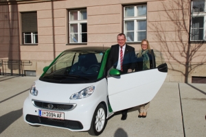 LR Johannes Tratter mit Katja Kneisz vom Retterwerk Innsbruck bei der Übergabe des umweltfreundlichen und sparsamen Neuzugangs für den Landesfuhrpark.