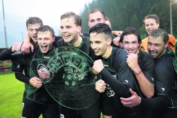 Der SC Münster holte sich nach einem 0:6 Sieg den Tiroler Meistertitel in der 1. Klasse Ost. Dieser wurde gebührend gefeiert.