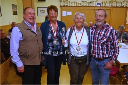 Platz 1 Turniersieger: Traudi Klausner und Anni Hetzenauer (Ebbs) mit den beiden Gratulanten Sportreferent Klaus Steiner und PVÖ-Wörgl Obm-Stv Erich Stöckl