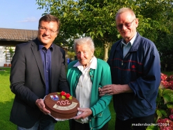 Gratulant Bgm Anton Hoflacher, Jubilarin Sophia Margreiter mit Sohn Hubert