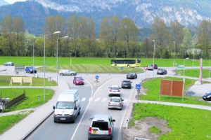 Durch Überholen und Abdrängen kommt es im Kreisverkehr Brixlegg immer wieder zu brenzligen Situationen.