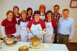 Vize-Bgm Michael Dessl und Gemeinderat Dr. Stephan Bertel (v.r.) genießen die Fastensuppe der Kundler Bäuerinnen mit Ortsbäuerin Marianne Seebacher (Bildmitte)