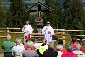 Prälat Zonon Gorezki und Pfarrer Piotr Stachiwewicz zelebrieren die Bergmesse auf der Kragenalm