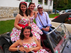 Die stimmgewaltigen und hochmusikalischen „Cento Sisters“ Tanja, Judith und Janine (Sängerinnen der „Red Jackets“) mit Veranstalter Vize-Bgm Johann Rieser in seinem Austin Healey