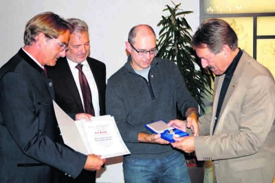 Leo Rirsch wurde für seine langjährige Tätigkeit mit der Verdienstmedaille der Stadt Schwaz ausgezeichnet. Im Bild von links: Michael Kirchmair, Hans Reiter, Leo Rirsch und Dr. Hans Lintner.               