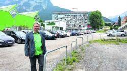 Bgm. Dietmar Wallner zeigt die 30 Stellplätze, die die Gemeinde Jenbach am Bahnhof zur Verfügung stellt.