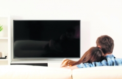 Wenn der Fernseher zuschaut... Moderne Smart-TVs haben eine eingebaute Webcam. Hacker filmten kürzlich ein Paar beim Sex auf der Couch!