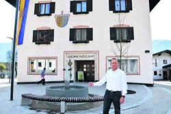 Traditionelles und Neues vereinen sich am Dorfplatz. Bgm. Huber zeigt die Fassade des Gemeindeamtes, die in ihrem Stil erhalten bleiben soll.