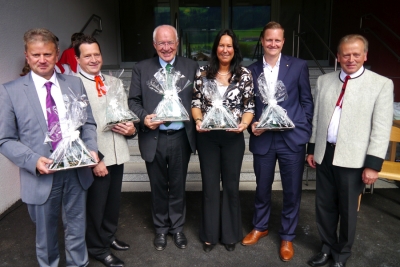 Bgm Johann Thaler (1.v.r.) übergibt Ehrengeschenke an HS-Dir Bgm Werner Entner, Amtsleiter Ludwig Moser, Landtagspräsident Dr. Dr. Herwig van Staa, VS-Dir Sabine Bernert, Architekt DI Peter Ramsauer