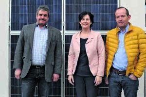 FRITZ-Klubobfrau Andrea Haselwanter-Schneider, Georg Lahartinger (links) und Johann Hlavka (rechts) von der Wörgler Firma Technowin setzen sich für die Förderung von Sonnenstrom ein.