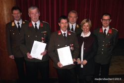 Verdienstzeichen des Bez-FW-Verbandes Kufstein: Alfred Luchner GOLD (2.v.l.), Sigi Niederkofler SILBER (3.v.l.), Gratulanten: Landesfeuerwehrkommandant-Stv Hannes Mayr, Abschnittsbrandinspektor Manfred Einkemmer, Vize-Bgm Mag. Karin Friedrich, Kdt-Stv René Arzberger