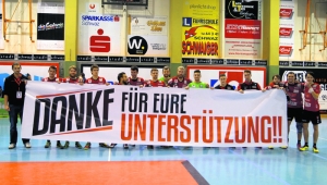 Das Kader von Sparkasse Schwaz Handball Tirol bedankt sich bei den treuen Fans die stets für eine volle Halle und eine tolle Atmosphäre sorgten.