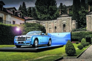 Die nur in kräftigem Blaumetallic erhältliche Luxusyacht auf Rädern erinnert an Sir Malcolm Campbell, der in den Dreißiger Jahren Geschwindigkeitsrekorde zu Wasser, in der Luft und auf dem Land  mit Rolls-Royce-Technik aufstellte.
