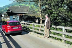 Walther Höllwarth auf der Schöfftal-Brücke.  Wenn LKWs hier drüberfahren, fühlen sich die Anrainer schwer belästigt.