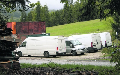 Ein fast schon täglicher Anblick in Steinberg am Rofan: Ungarische Kastenwagen warten am Müllplatz.